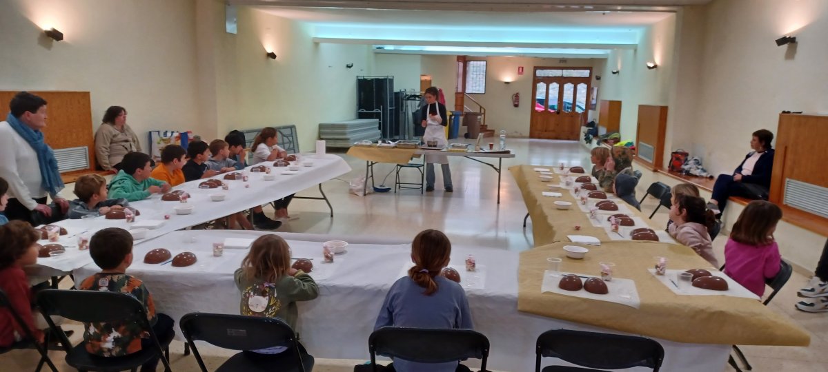 Èxit absolut al taller de decoració d’ous de Pasqua de Les Piles