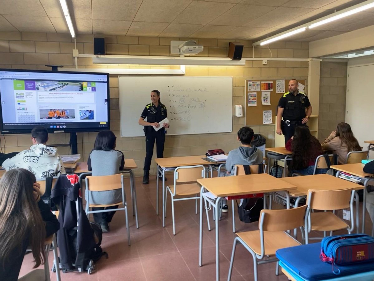 La Policia Local de Vidreres imparteix xerrades d'educació viària sobre l'ús dels patinets elèctrics 