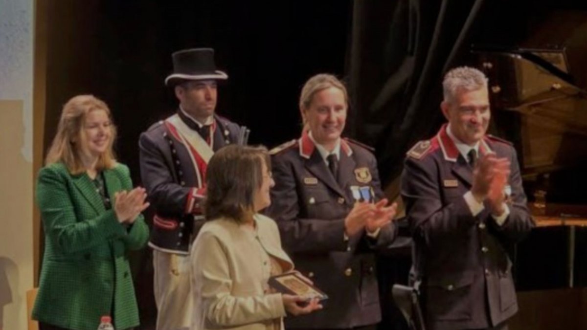 Els Mossos de l'ABP de la Selva Interior reconeixen la tasca de la coordinadora del SIAD del Consell Comarcal de la Selva, Ester Mas