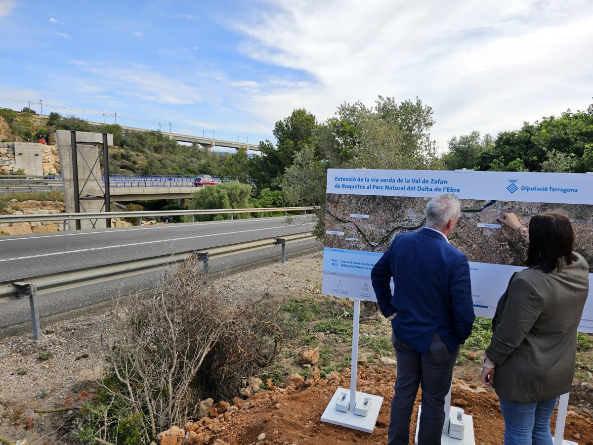 Les obres d'extensió de la Via Verda de la Val de Zafan avancen amb la col·locació aquest cap de setmana del nou pont que creuarà l'AP-7 i la C-12 al terme municipal d'Amposta