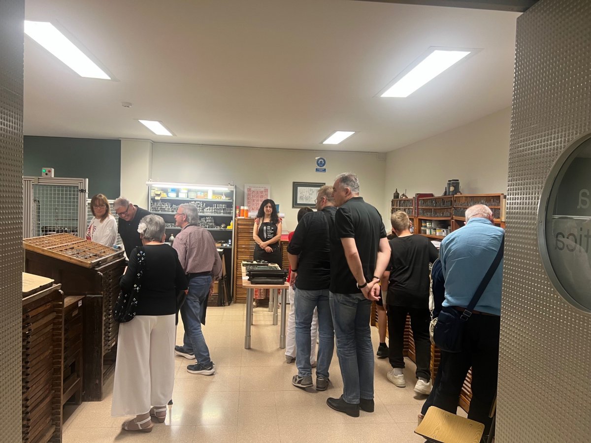 Més de 40 persones visiten la Sala Temàtica d’Arts Gràfiques de la Diputació de Lleida durant la Nit dels Museus