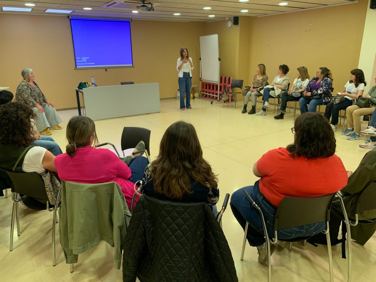 Una vintena de famílies reben eines educatives d’abordatge de la pressió estètica