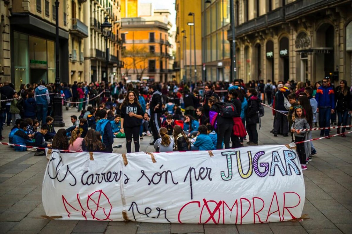 Escoltes Catalans culmina la celebració del seu 50è aniversari amb La Gran Fularada al Parc del Turonet de Cerdanyola del Vallès