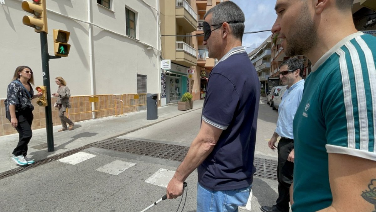 El periodista blanenc de TV3 Rafel Bagot es posa en la pell d'una persona invident amb motiu de la 'Setmana de l'ONCE'