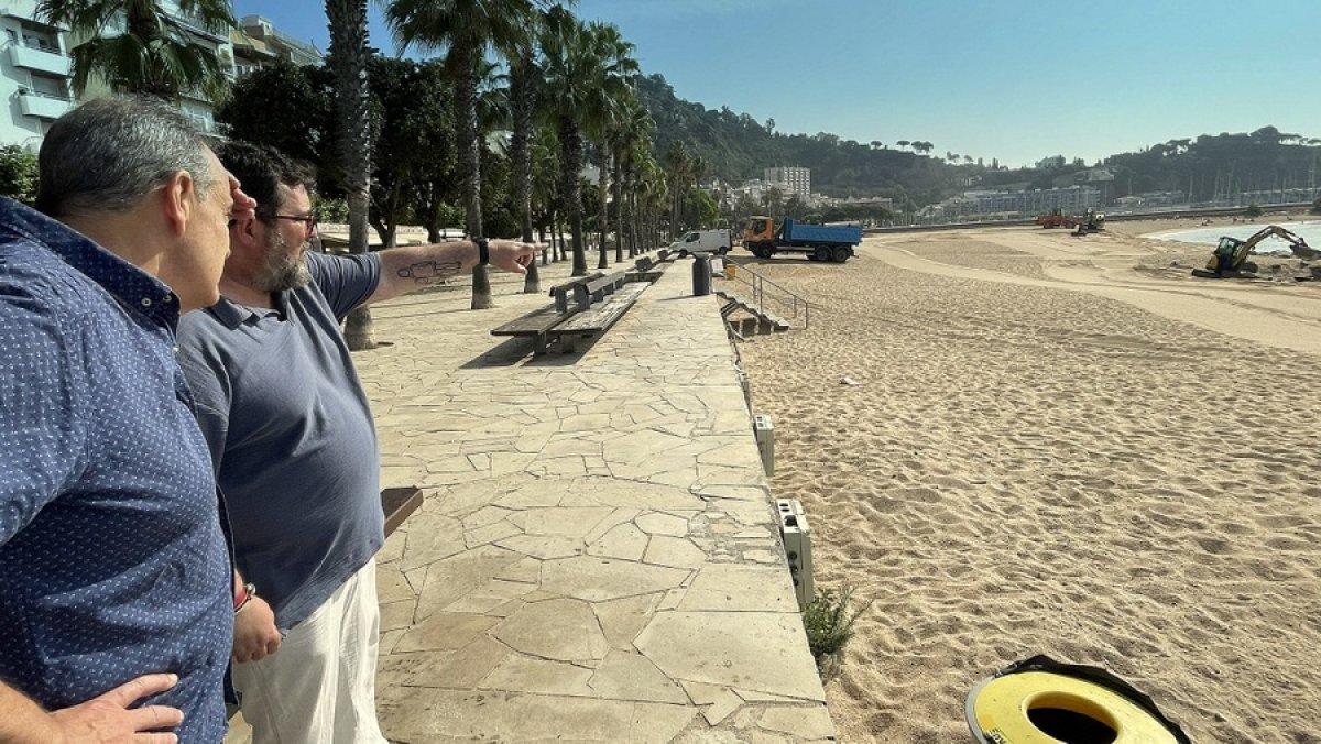 Comencen els treballs d'anivellament de les platges de Blanes per instal·lar els serveis de temporada, incloses les dutxes que es recuperaran al 50% respecte el 2022