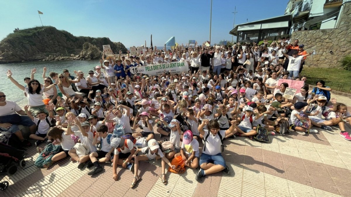 Prop de 400 persones de totes les edats participen a Blanes a la IV Marxa Reivindicativa Contra l'Abús i el Maltractament a les Persones Grans