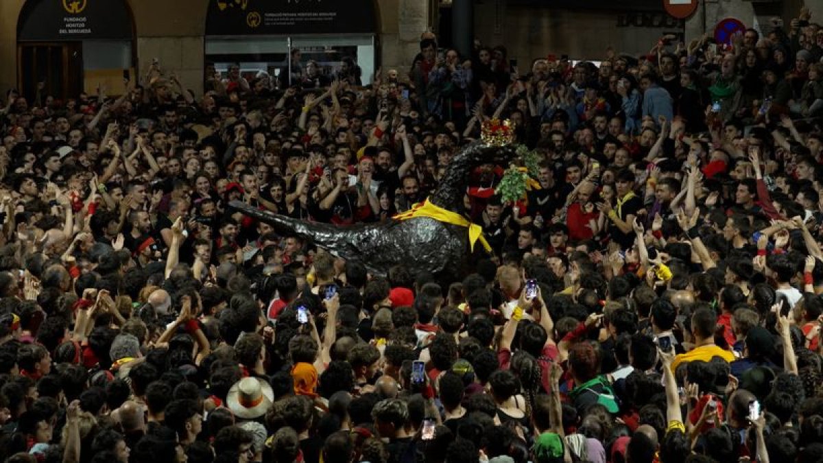 Balla al ritme de la Patum Completa des de la plaça de Sant Pere de Berga