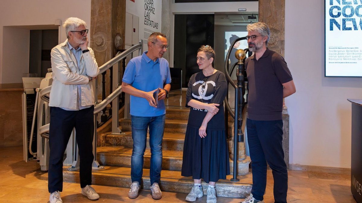 L'artista donostiarra Itziar Okariz dialoga amb les obres d'art a l'exposició 