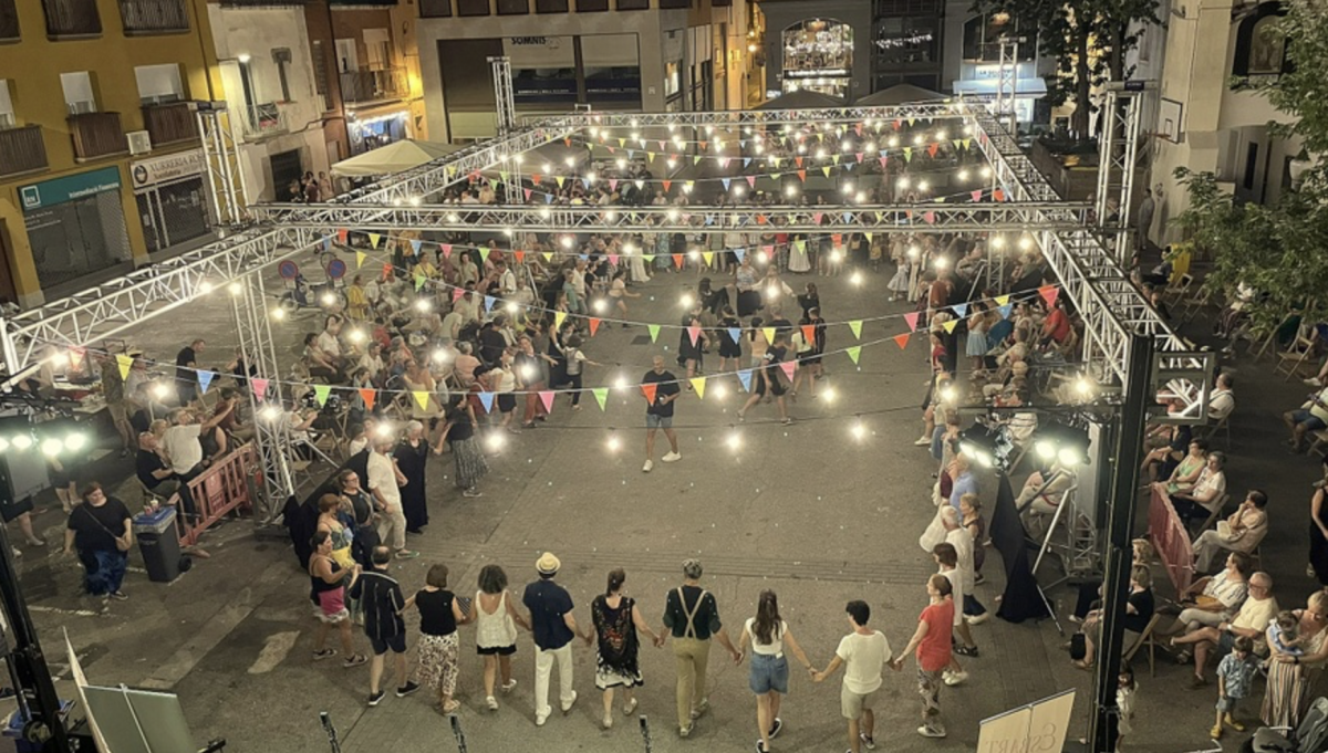 Blanes ha acollit una nova edició de les 'Enramades', on s'han rememorat els balls d'època noucentista, amb l'Esbart Joaquim Ruyra