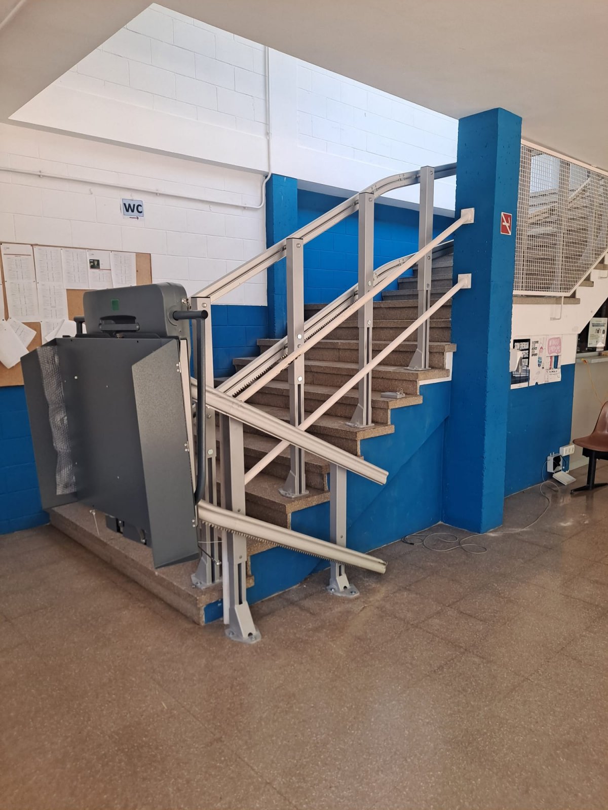 Millores d'accessibilitat al Pavelló Municipal d'Esports de Tossa de Mar amb la instal·lació d'una plataforma salva escales i una nova barana
