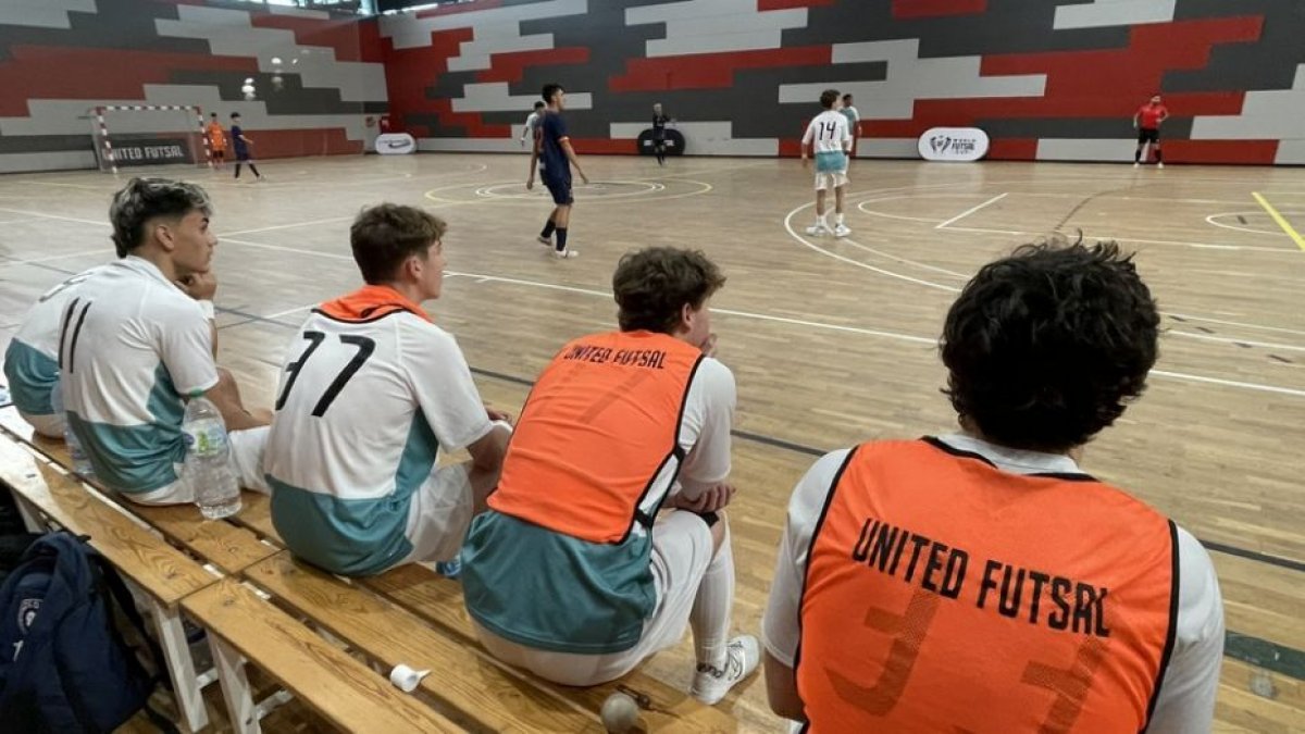 600 futbolistes d’Estats Units, Brasil, Holanda, Japó, Anglaterra, Tailàndia, França i Catalunya ja són a Blanes per disputar la 11a Copa del Món de Futbol Sala
