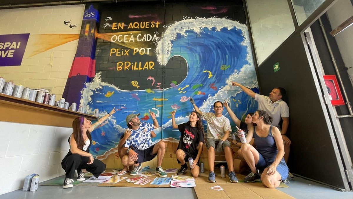 Nau4 Espai Jove de Blanes reivindica la seva identitat amb un mural dissenyat i pintat pels joves d'un taller de graffitis