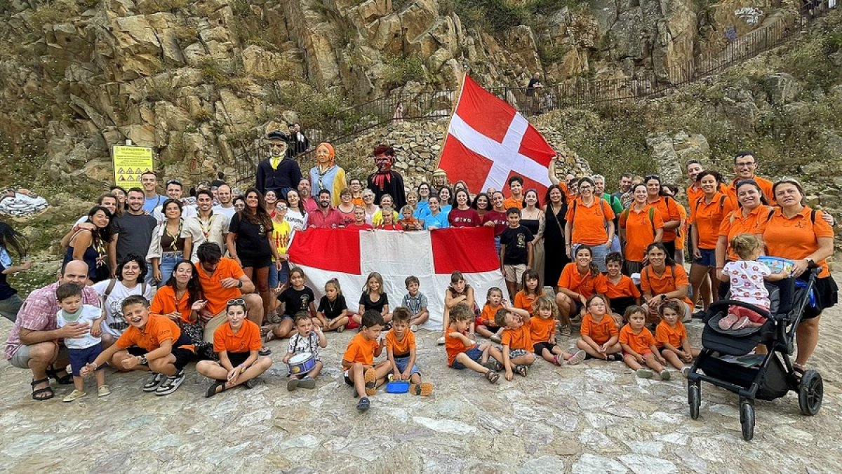 Blanes celebra l'imminent inici de la Festa Major 2025 amb la hissada de la bandera del municipi a Sa Palomera