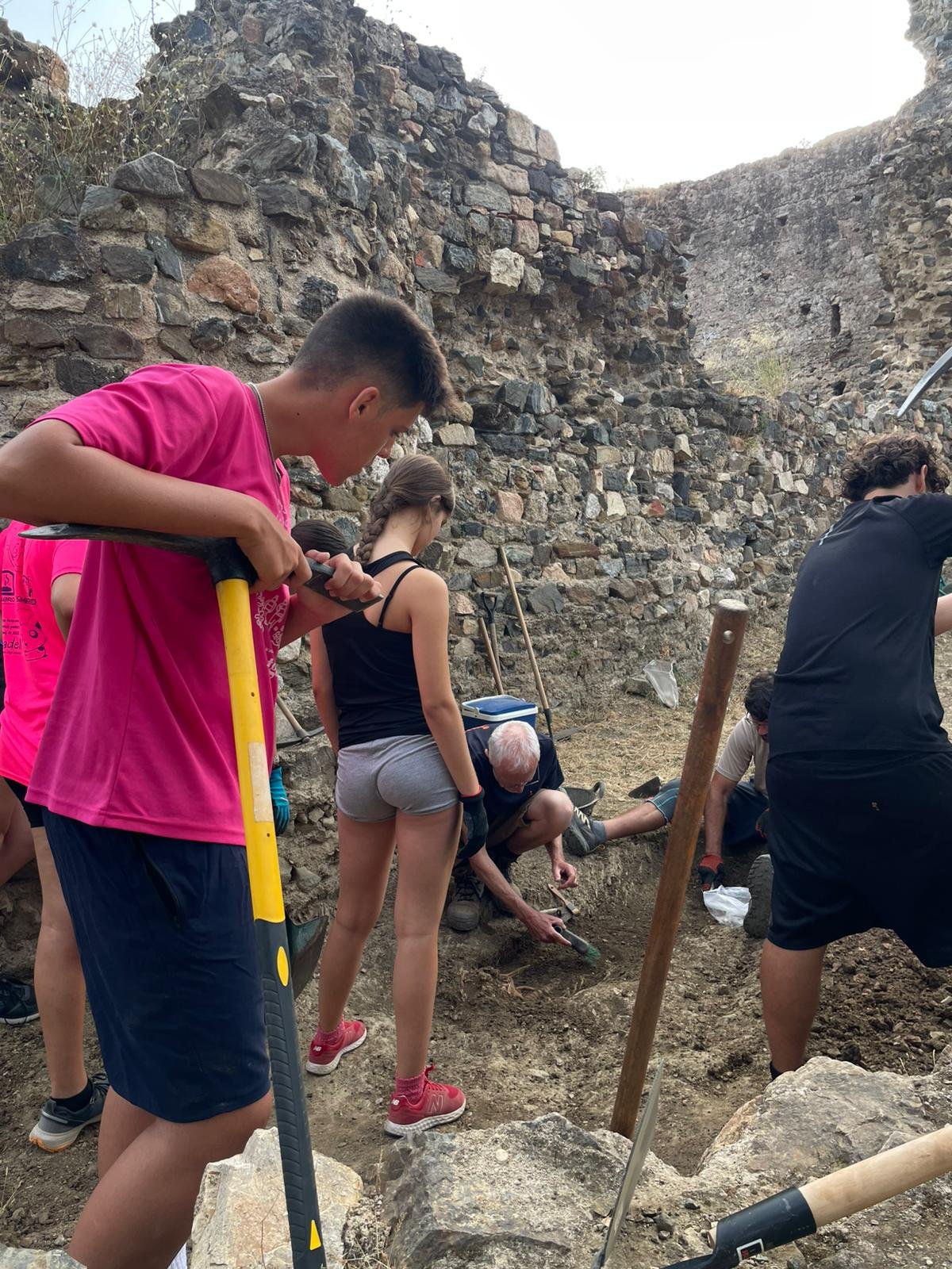 La 21a campanya d'excavacions al castell de Sant Iscle de Vidreres se centra en la necròpolis altmedieval i el fossat