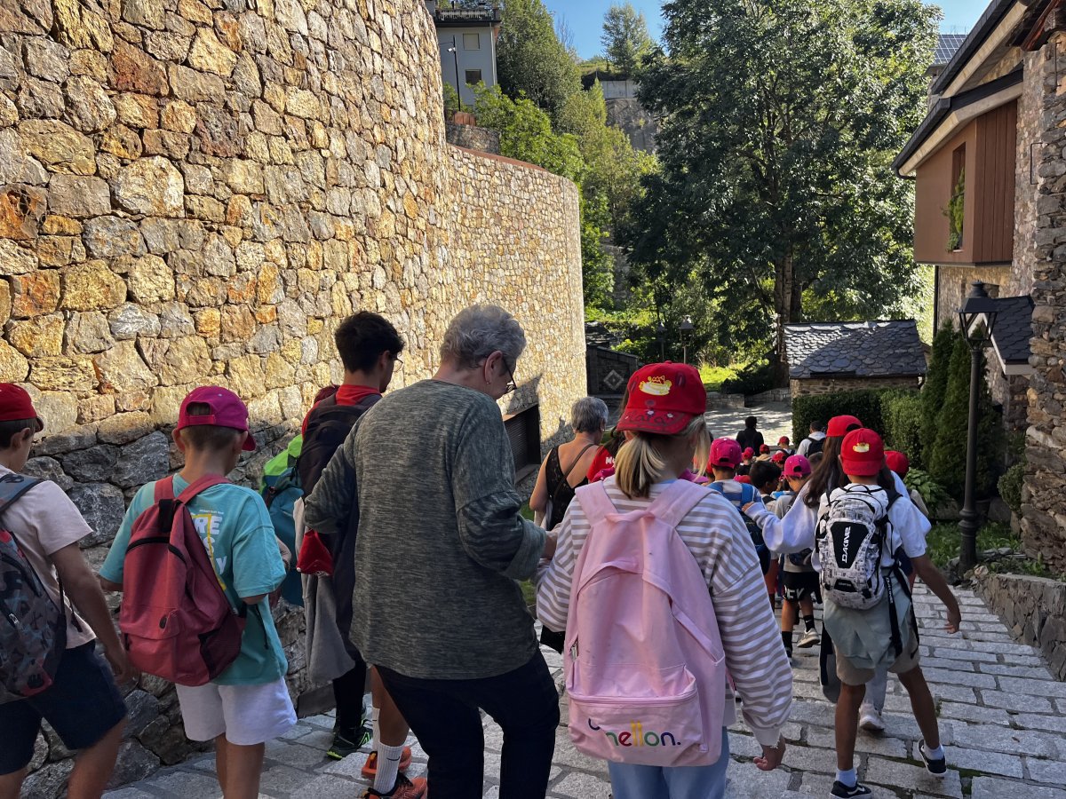 Els infants dels Esports d'Estiu comparteixen una caminada amb els padrins de la Casa Pairal- Andorra