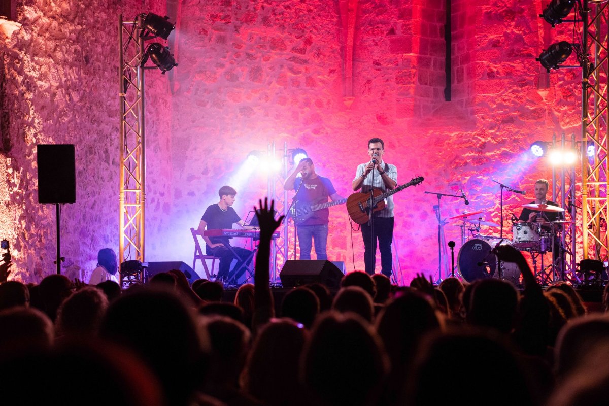 El Festival “Nits a dalt de Vila” arrenca amb Ernest Prana omplint l’entorn de l'església Vella de Tossa