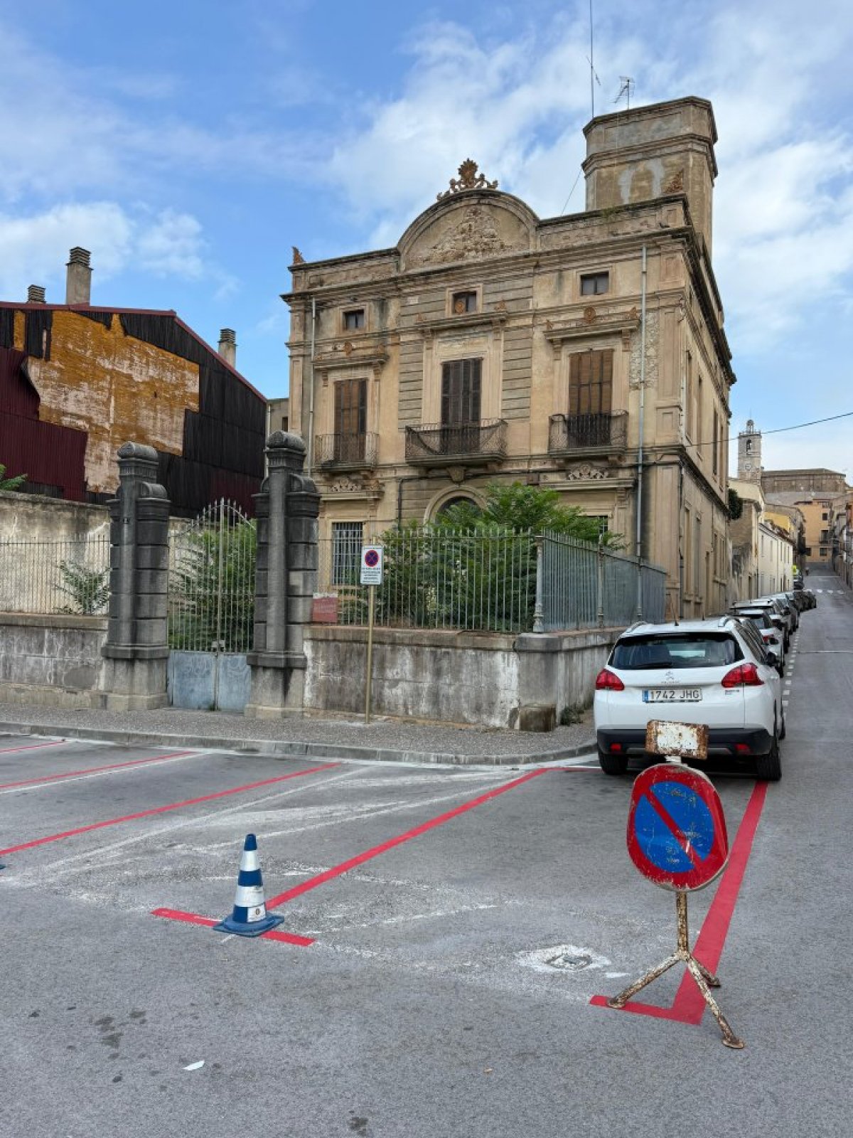 Nova zona vermella d’aparcament per a usuaris de la Llar de Jubilats de Llagostera