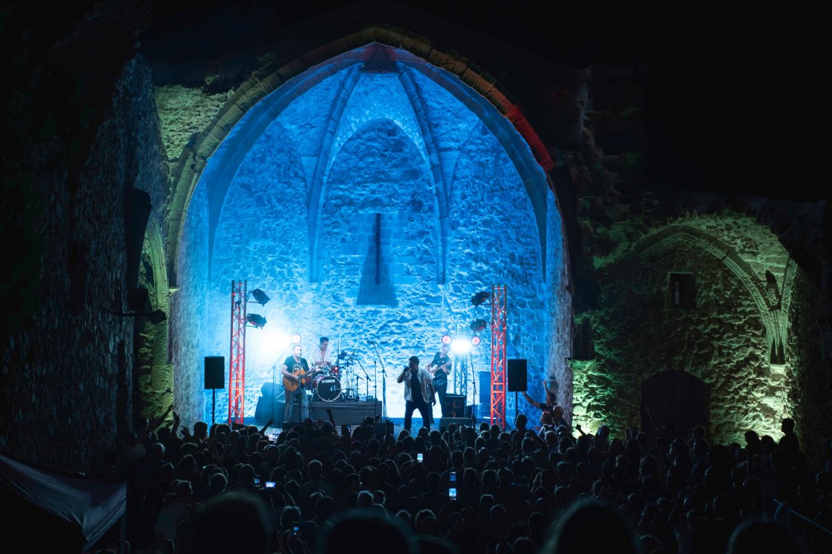 El Festival Nits a dalt de Vila de Tossa de Mar omple de nou l'església vella amb el Tribut a Estopa