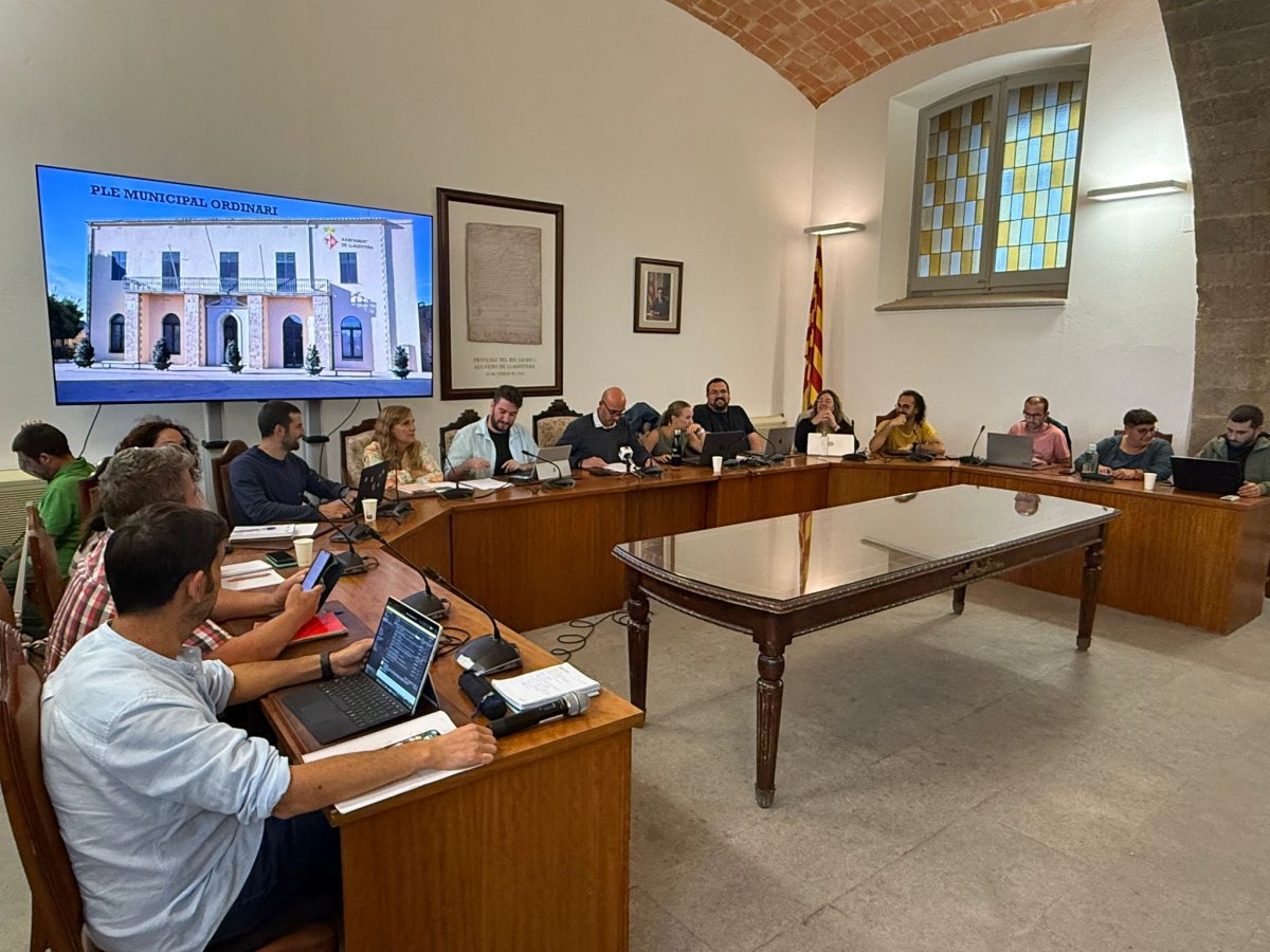 Rebuig unànime per la decisió judicial de deixar lliures els acusats de lesions amb arma de foc i alterar la convivència del municipi