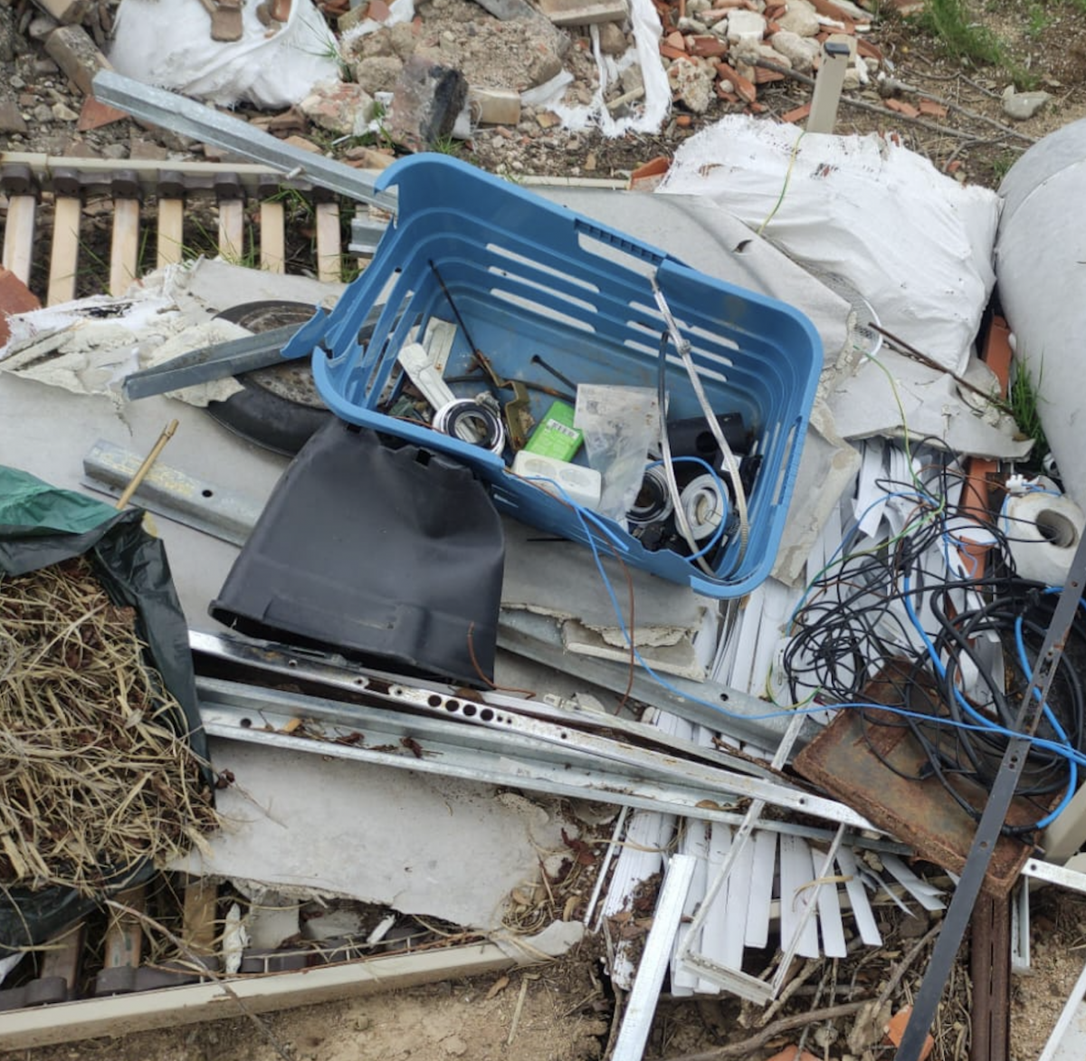 Vidreres denuncia un abocament il·legal de residus al carrer Camèlia i fa una crida al civisme