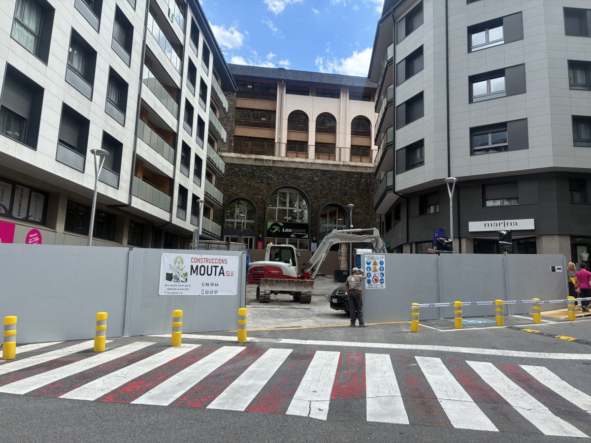 Les obres de remodelació de la plaça Calonge-Sant Antoni entren en  una nova fase que implicarà canvis en la circulació de la zona  
