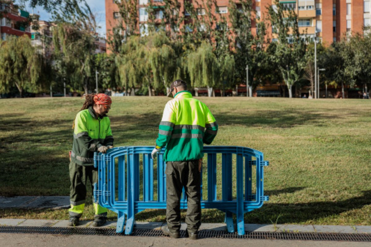 Reobertura de la gespa de Plaça Catalunya del Prat després de les tasques de millora