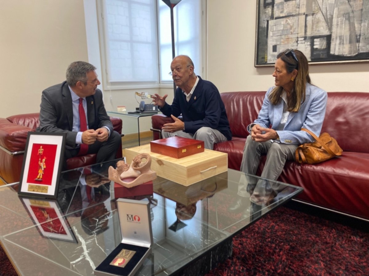 El president, Miquel Noguer, rep a la Diputació el cònsol honorari de Panamà a Girona, Benet Rovira