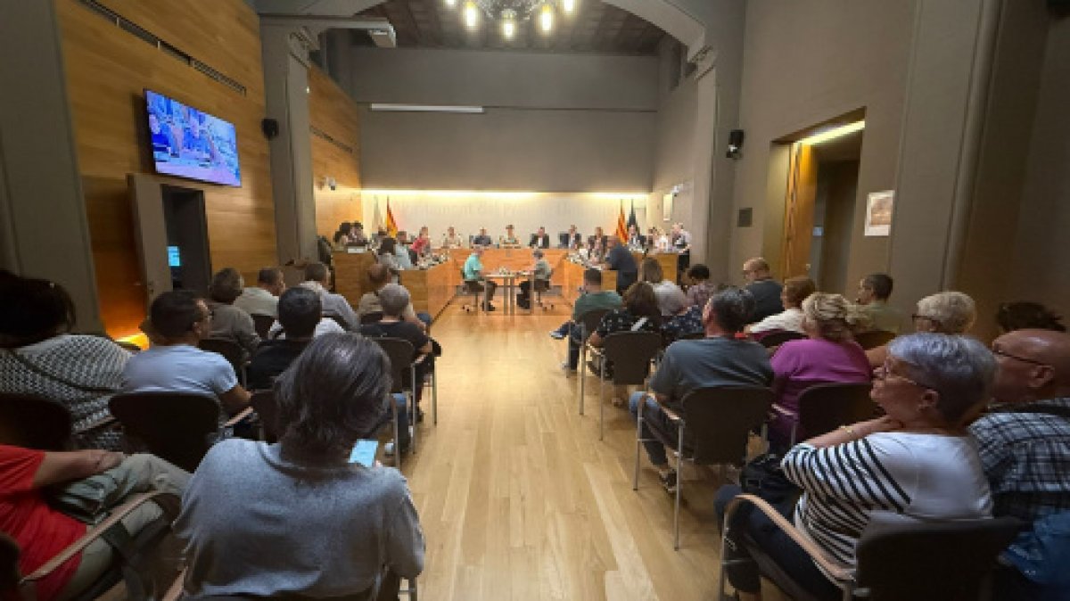 El Ple municipal aprova rebaixar un 2% l’IBI a les llars i comerços de l’any 2026