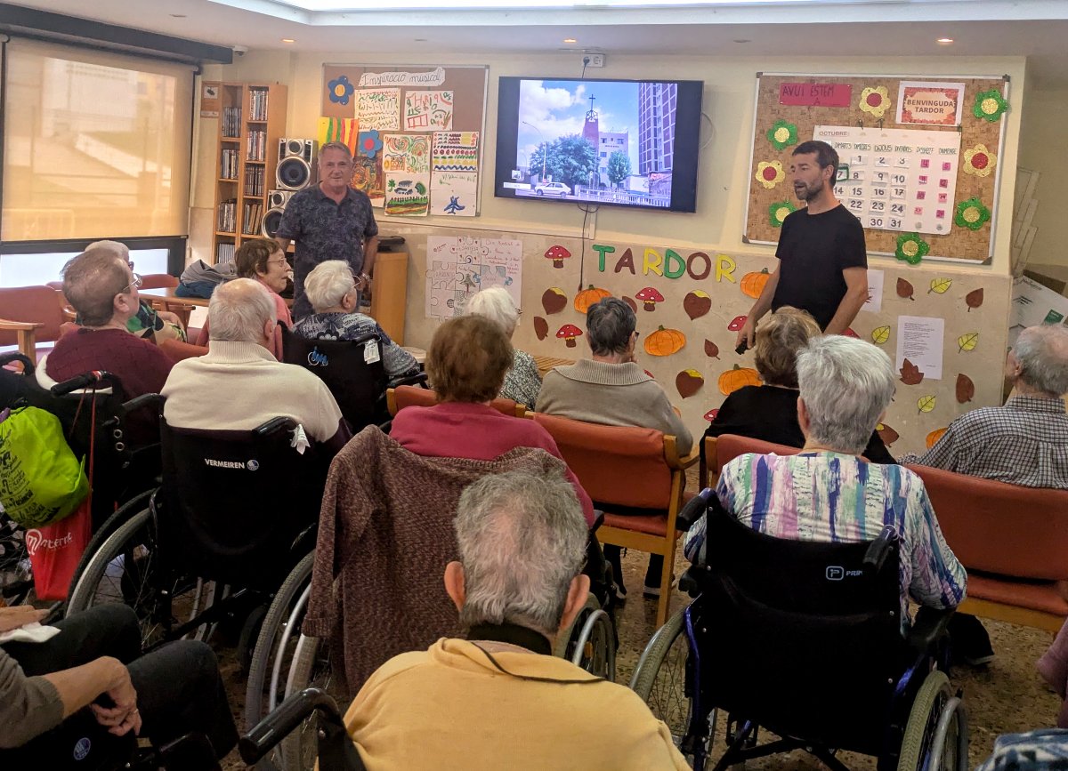 El projecte que acosta l’Arxiu Municipal de Calella a centres de gent gran compleix tres anys i més de 100 sessions