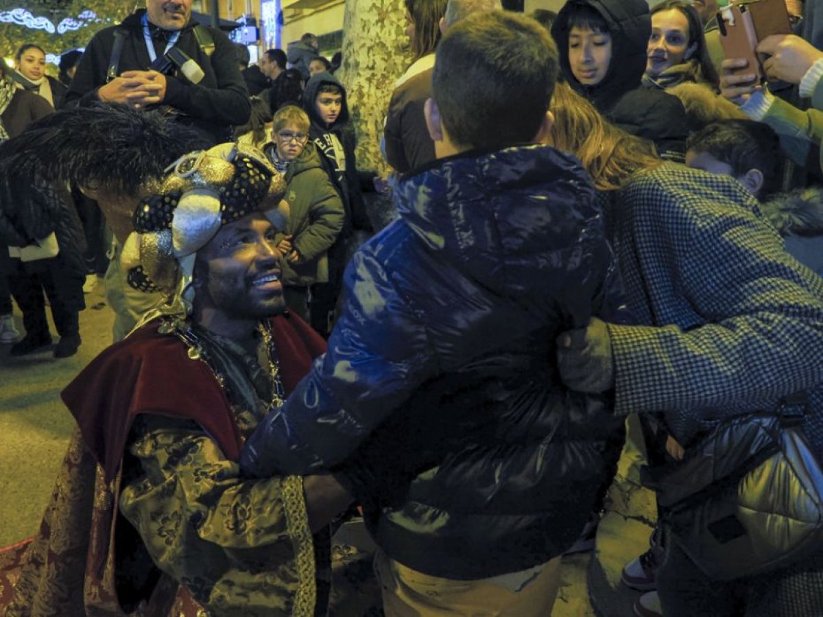 La Cavalcada de Reis omple Blanes amb milers d’espectadors que han gaudit d’un fastuós espectacle