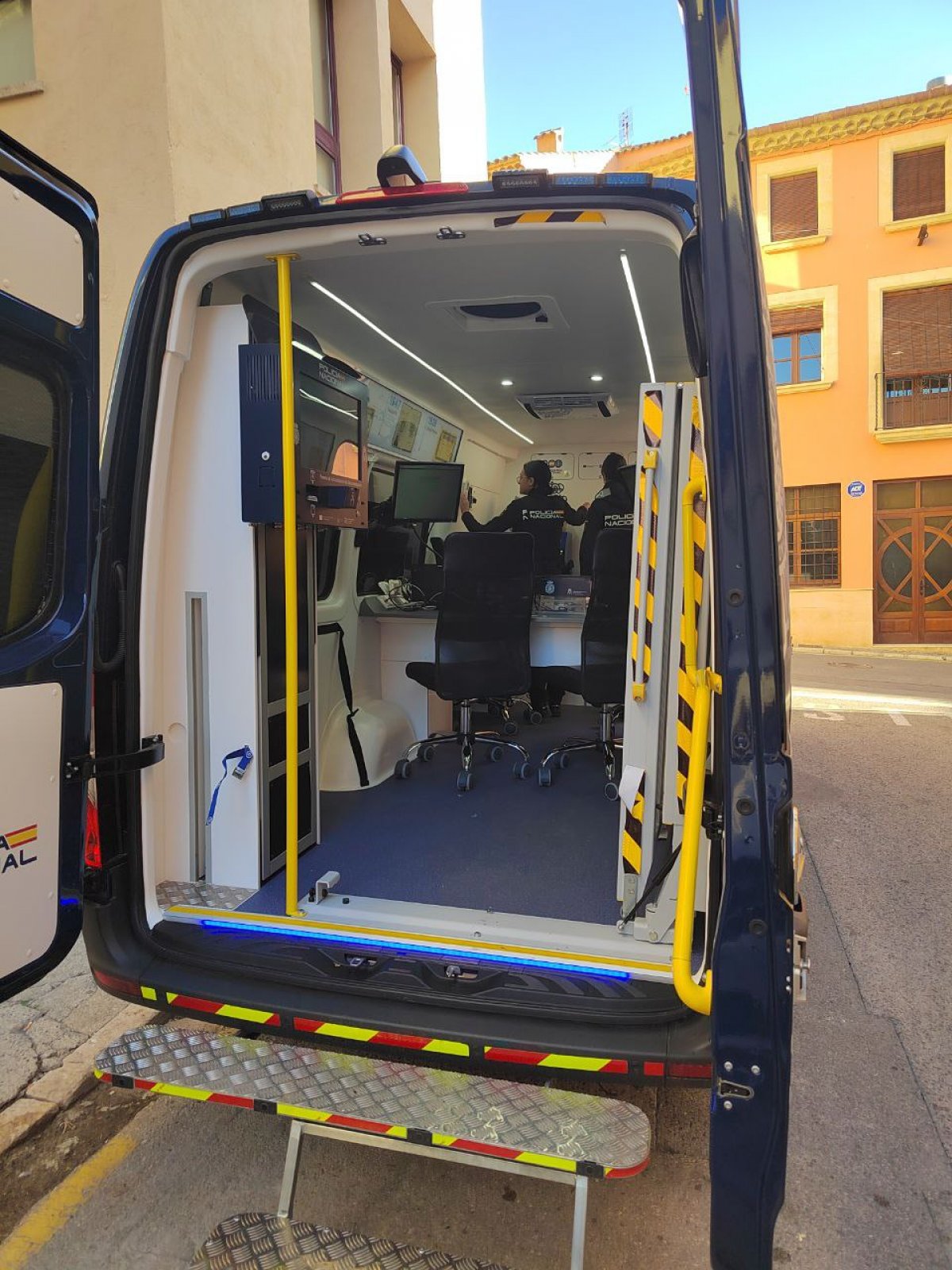 Altafulla estrena el servei de tramitació del DNI i passaport amb la unitat mòbil de la Policia Nacional