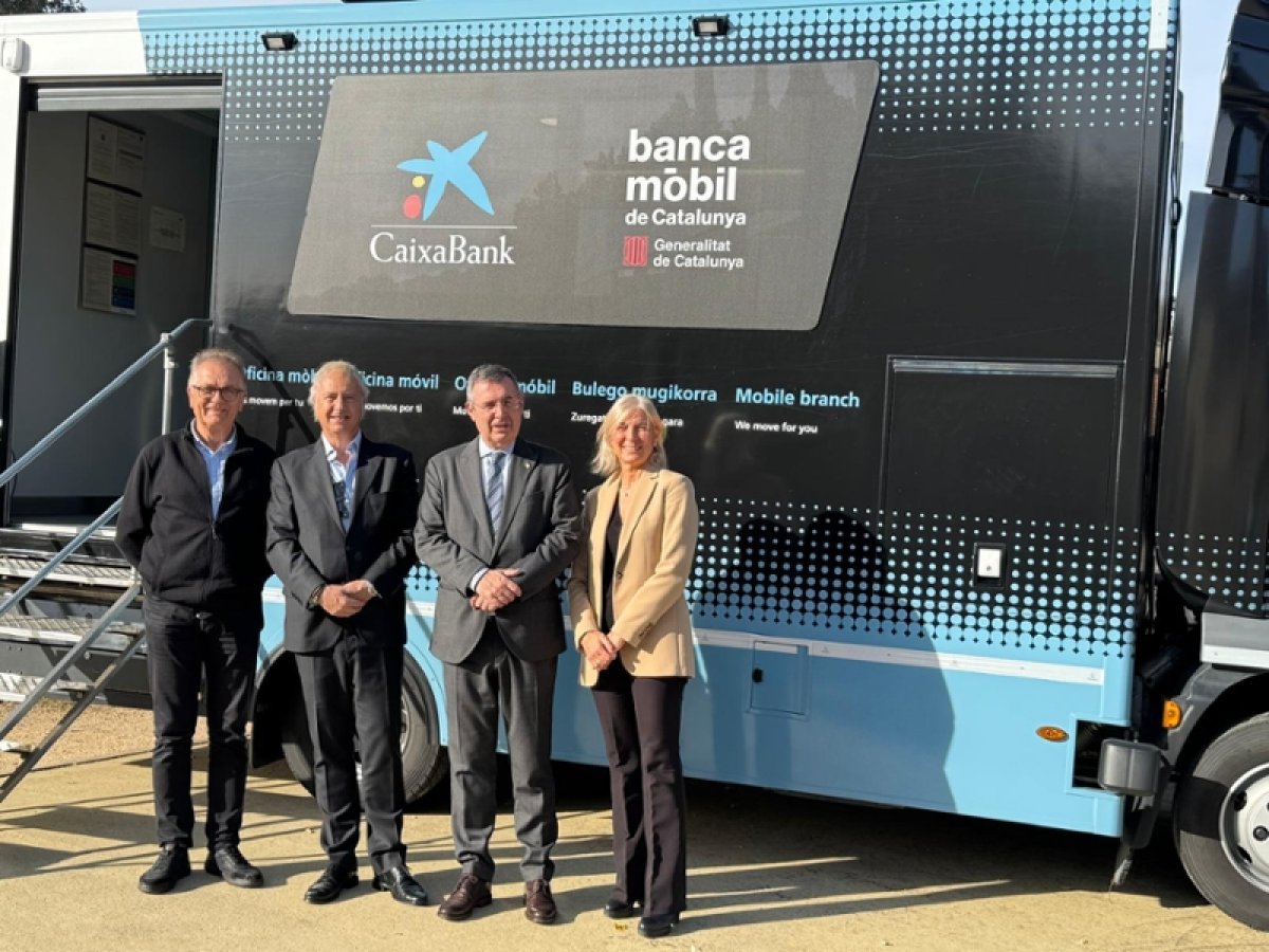 El president de la Diputació de Girona, Miquel Noguer, visita l'oficina mòbil de CaixaBank a Palol de Revardit