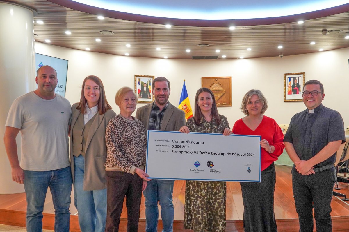 El Comú d’Encamp entrega 5.304,50 euros a Càritas de la recaptació solidària del VII Trofeu de bàsquet