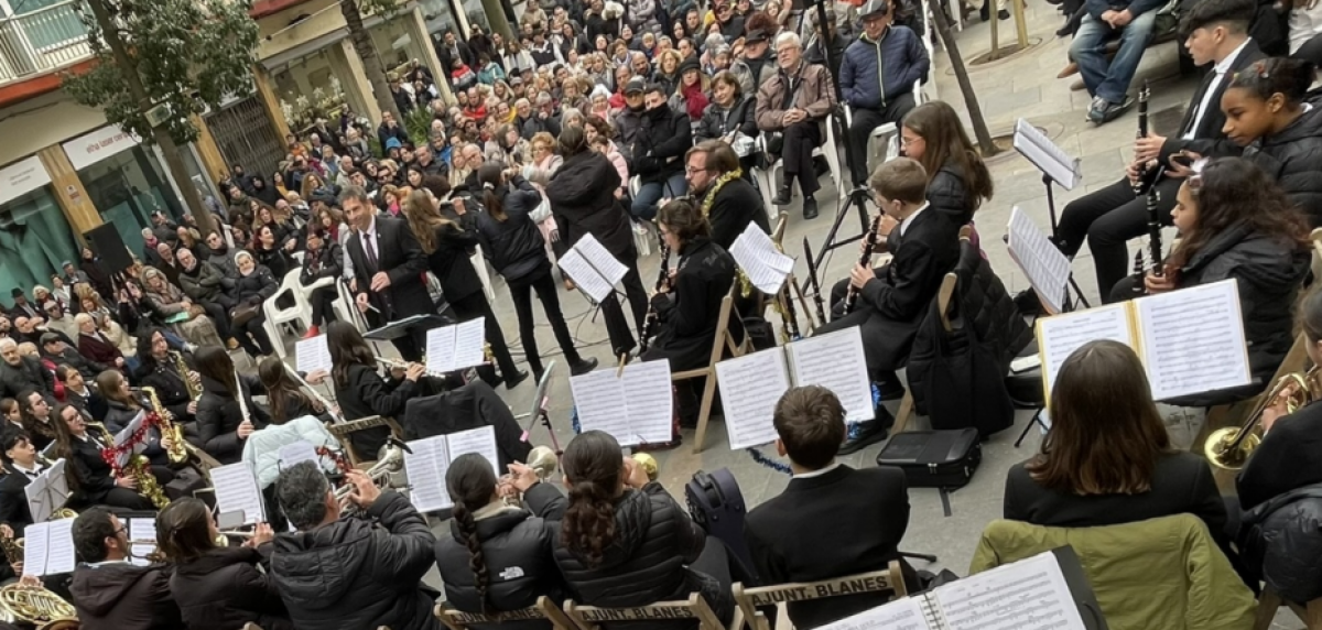 Blanes celebra el Nadal amb el tradicional concert de la Banda i Cobla del Col·legi Santa Maria, farcit de públic