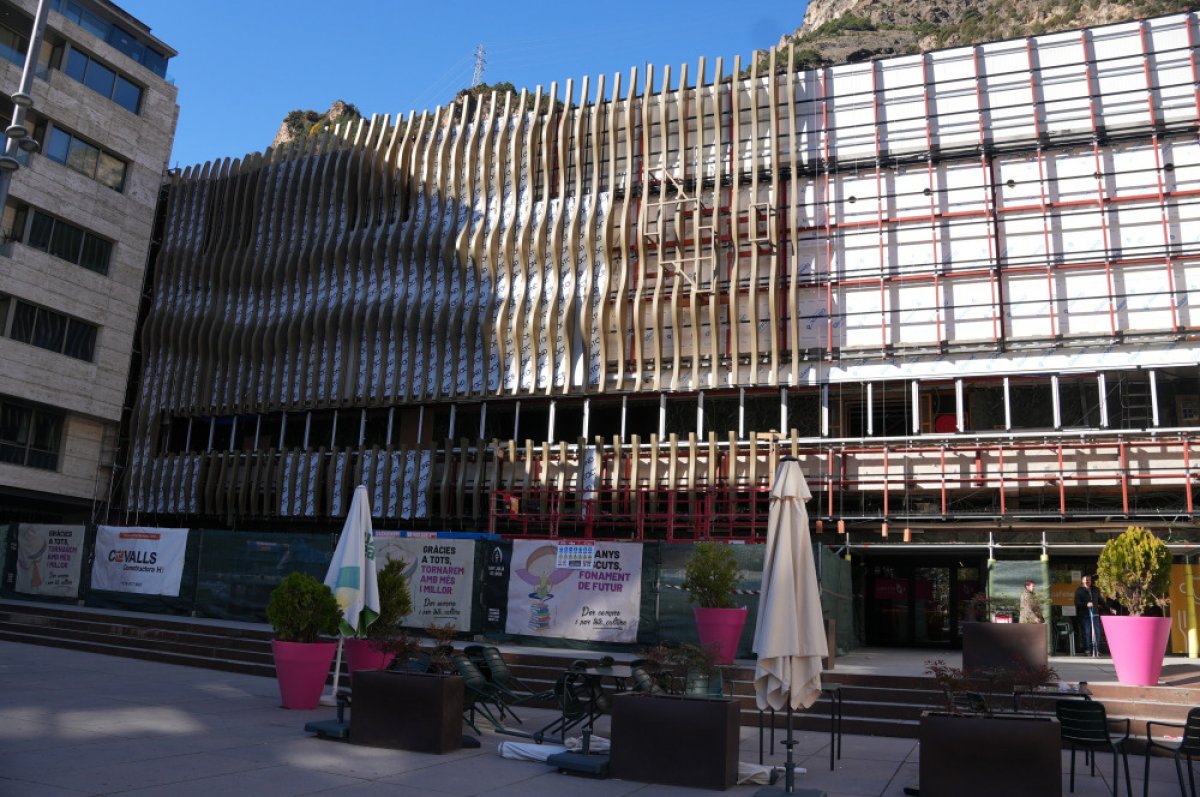 Els treballs de la nova façana del Centre Cultural Lauredià s’aturen temporalment