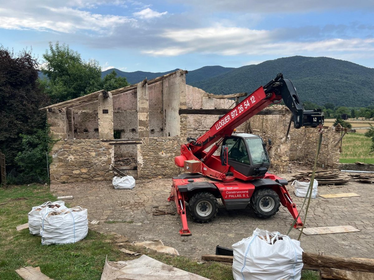 Continuen a bon ritme, les obres de construcció d’un nou equipament cultural a la cabanya del Mas Sobeies de la Vall de Bianya.