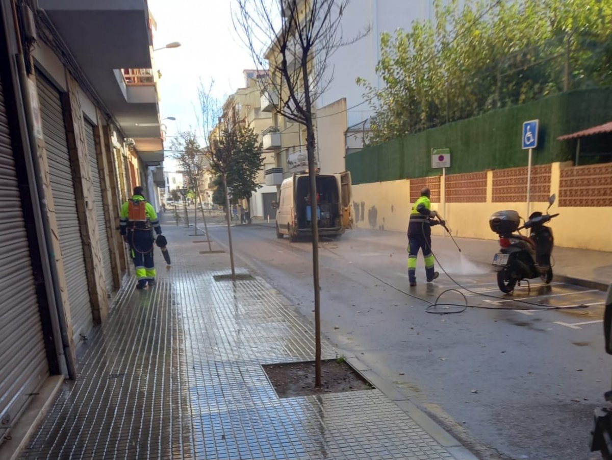 L’Ajuntament de Calella  inicia una campanya de neteja intensiva en una vintena de carrers
