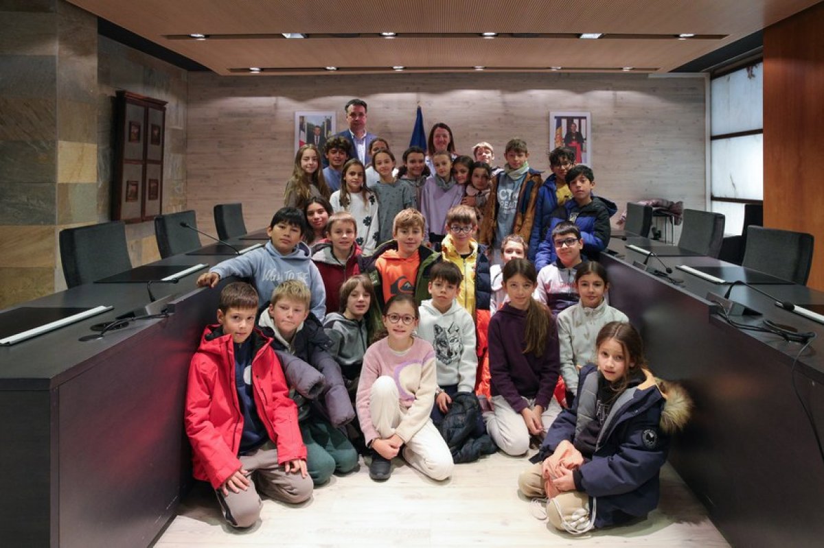 El cònsols guien la visita d'alumnes de l'escola andorrana per les dependències comunals