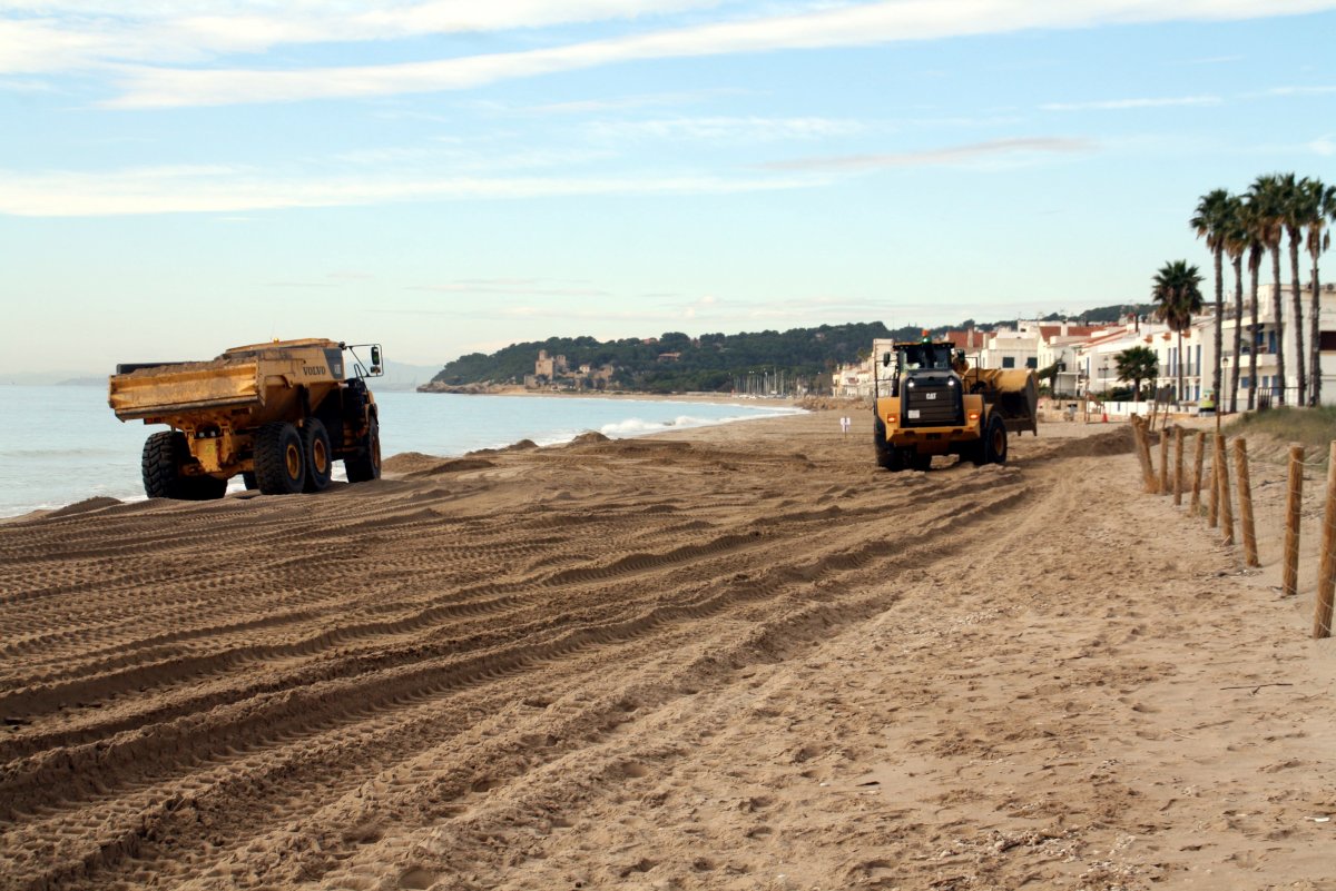 Altafulla inicia la reposició de 7.000 m³ de sorra a la platja 