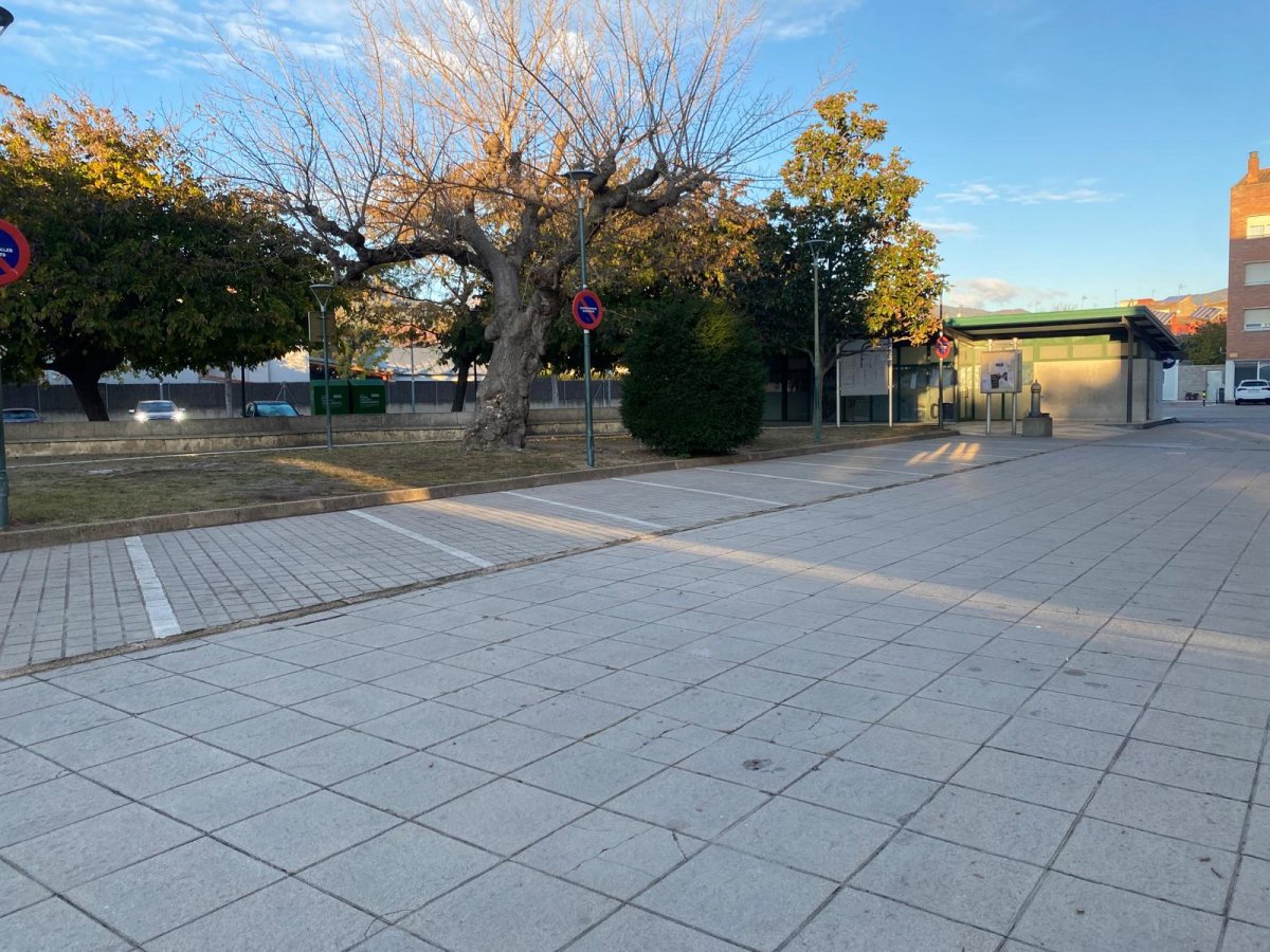 L'Ajuntament de Santa Coloma de Farners estableix un nou sistema de regulació de l'aparcament reservat davant del consistori