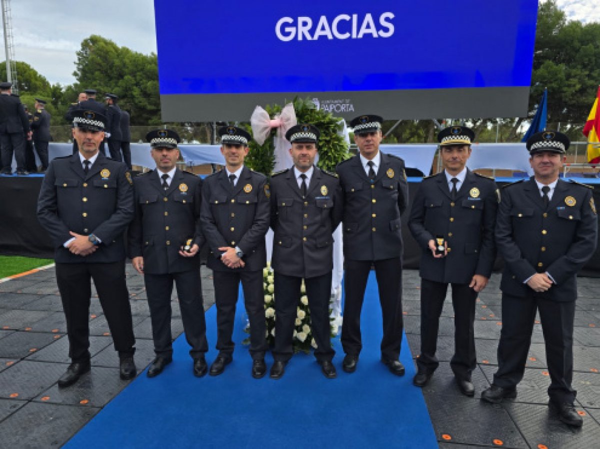 Set agents i comandaments de la policia local del Prat, condecorats en l’acte a Paiporta per agrair els policies que van acudir a la localitat durant la Dana