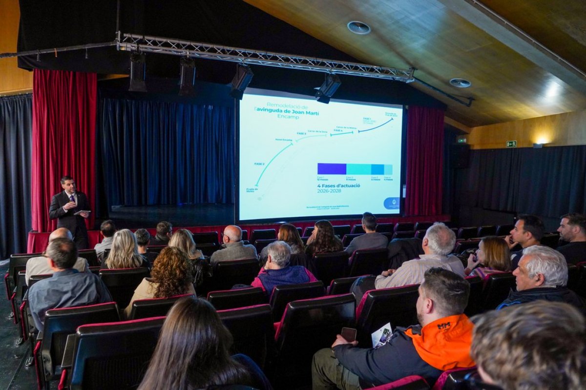 Primera reunió informativa amb veïns i comerciants de la fase 1 de la remodelació de l'avinguda de Joan Marti