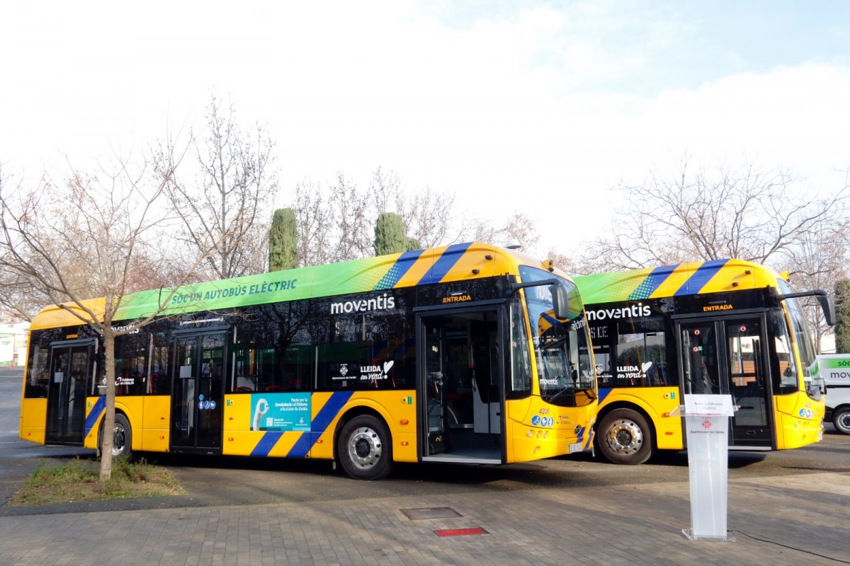 Lleida incorpora tres nous busos elèctrics i gairebé la meitat de la flota ja és sostenible