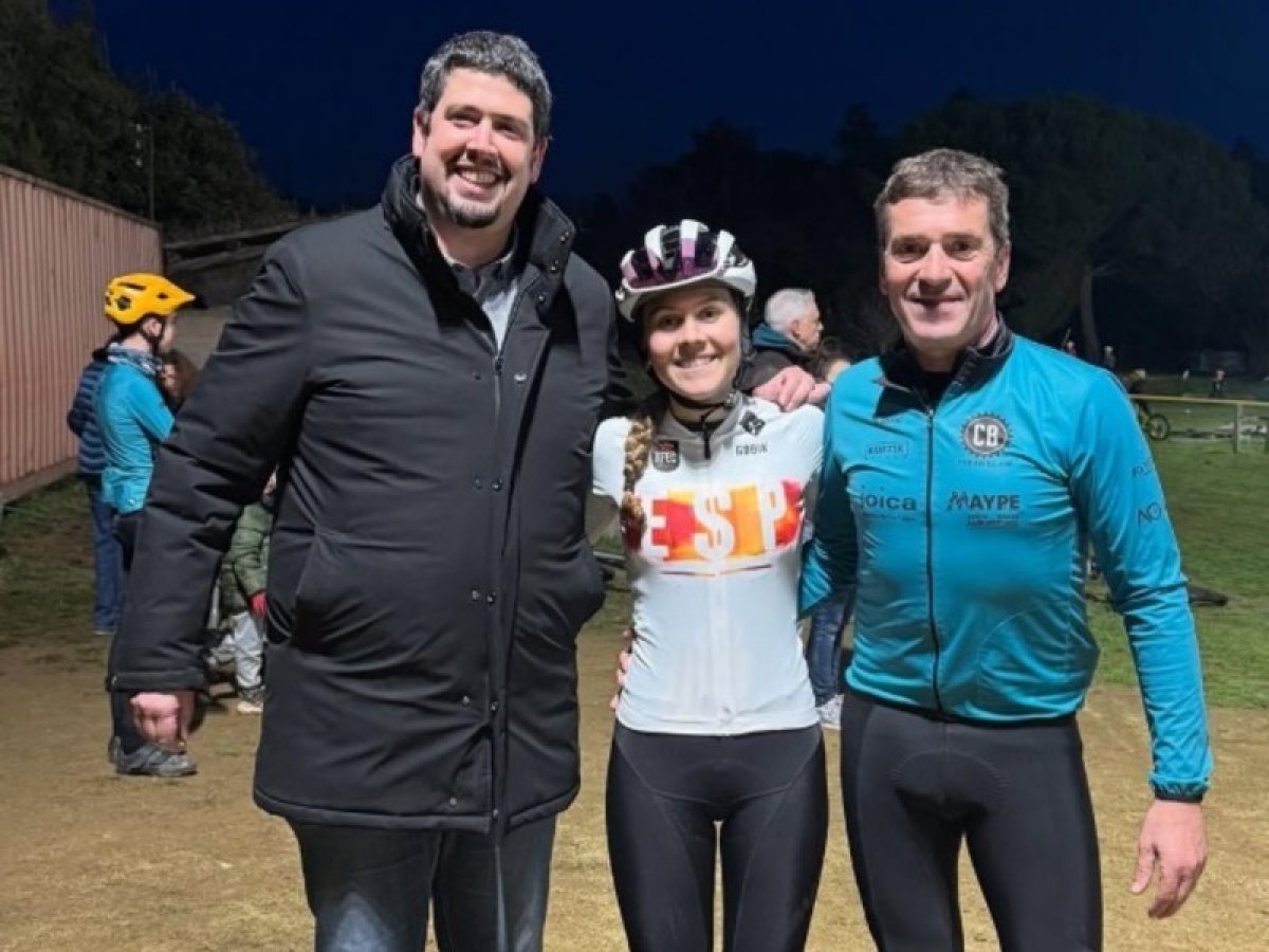 El vicepresident primer, Pau Presas, rep la cassanenca Jana Freixas, campiona estatal de ciclocròs
