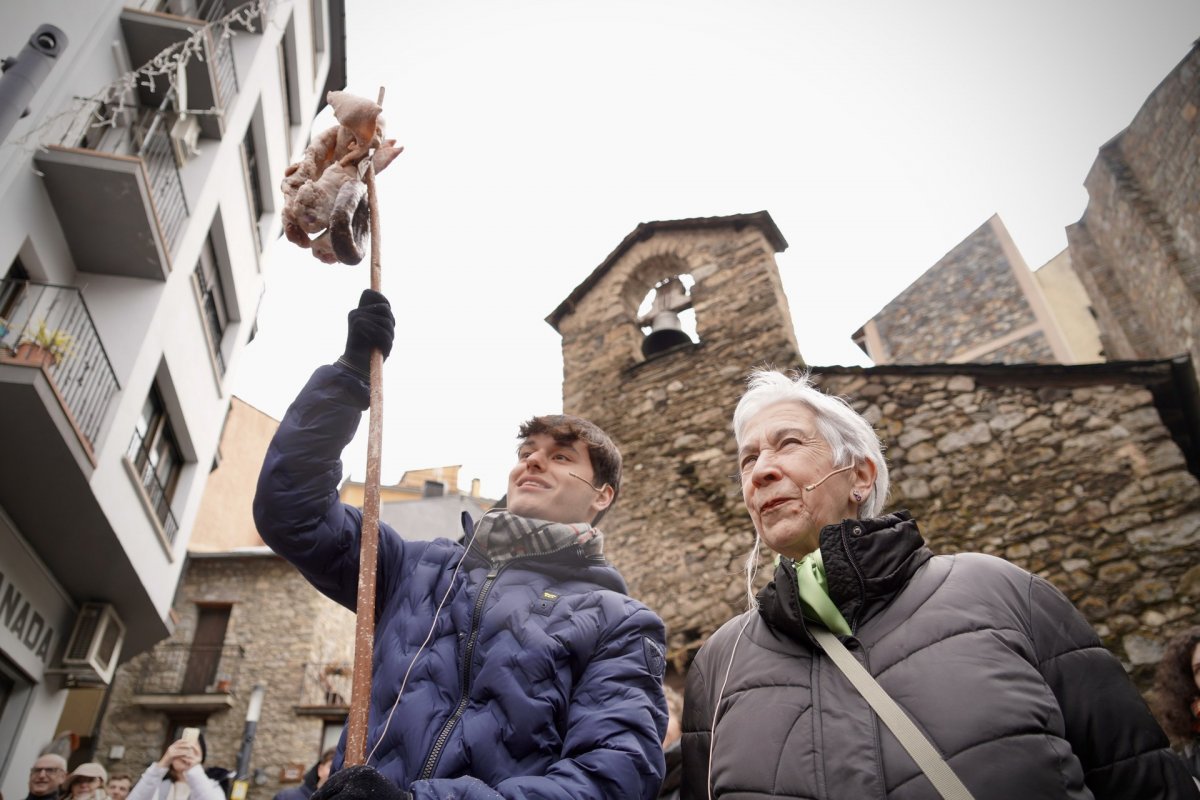 Encamp reparteix més de 2.500 racions d’Escudella per mantenir ben viva una de les festes d’interès cultural d’Andorra