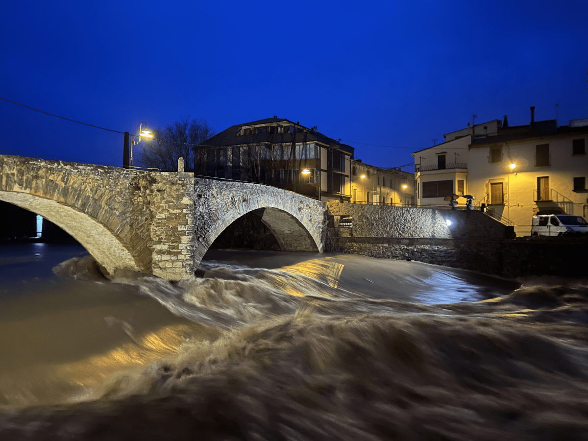 El riu Daró frega els 500 m³/s i preocupa el desbordament al seu pas per la Bisbal