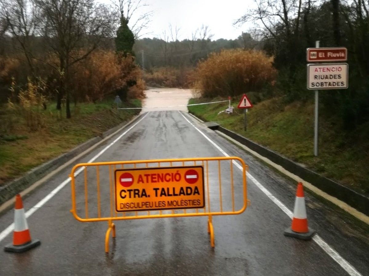 L'acumulació d'aigua de les pluges arreu de la demarcació manté tallades dues carreteres de la Diputació