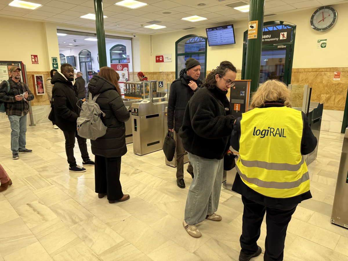 Els usuaris de Rodalies a l’estació de Martorell han viscut amb resignació l’accidentada represa del servei aquest dilluns