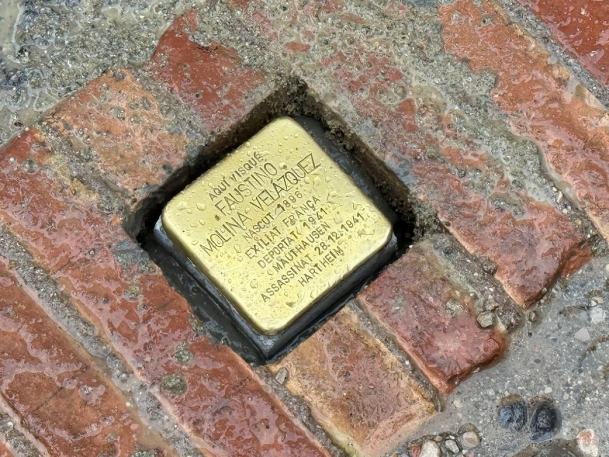 Figueres recorda els deportats als camps nazis amb una nova Stolpersteine dedicada a Faustino Molina Velázquez
