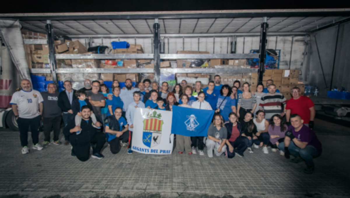 L'Ajuntament del Prat de LLobregat envia un tràiler transporta material de suport per a les poblacions afectades per la DANA recollit pels Castellers i els Gegants del Prat cap al País Valencià